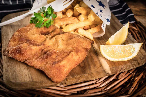 Bir parça kızarmış morina ve patates kızartması..