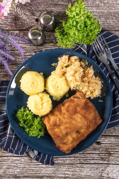 Peixe Pão Com Batata Salada Chucrute Para Jantar Foco Seletivo — Fotografia de Stock