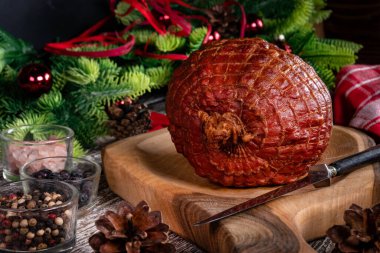 Kesme tahtasında pişmiş jambon. Sığ alan derinliği.