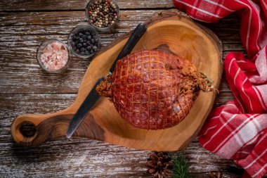 Kesme tahtasında pişmiş jambon. Sığ alan derinliği.