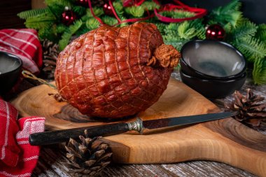 Kesme tahtasında pişmiş jambon. Sığ alan derinliği.