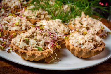 Tahta masaya ton balığı ezmesiyle doldurulmuş çörekler..