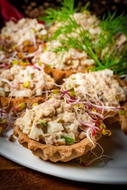 Tahta masaya ton balığı ezmesiyle doldurulmuş çörekler..