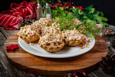 Tahta masaya ton balığı ezmesiyle doldurulmuş çörekler..