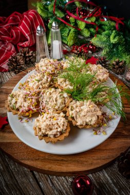 Tahta masaya ton balığı ezmesiyle doldurulmuş çörekler..