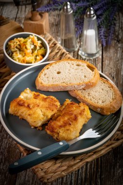 Kızarmış morina filetosu parçaları..