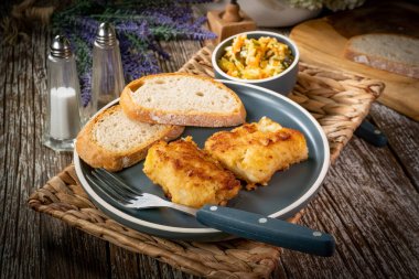 Kızarmış morina filetosu parçaları..