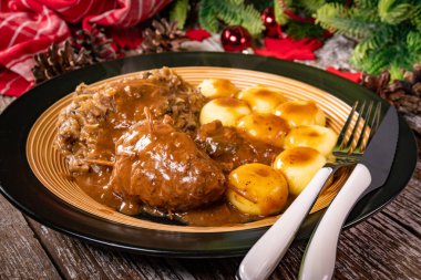 Silezya eriştesi ve kızarmış lahana ile servis edilen sığır rölesi..