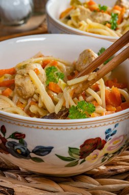 Tavuk ve sebzeli kızarmış erişte. Tavuk chow mein.