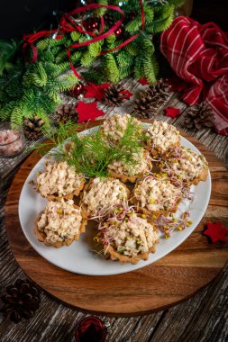 Tahta masaya ton balığı ezmesiyle doldurulmuş çörekler..