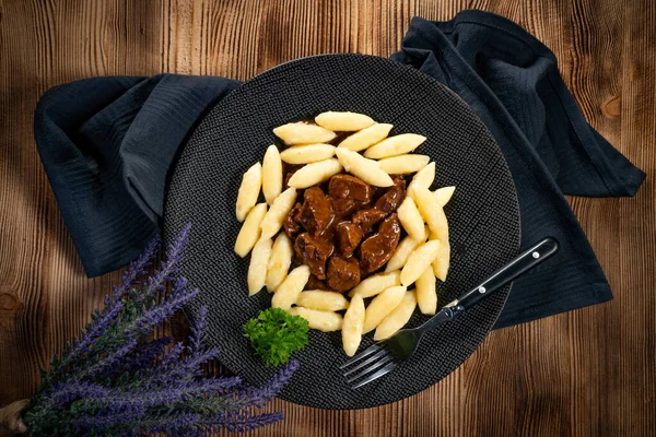 Guisado Carne Molho Servido Com Bolinhos Batata — Fotografia de Stock