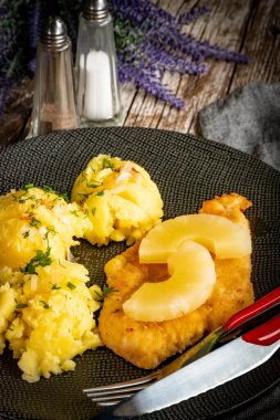 Haşlanmış patates ve ananas dilimli fırında tavuk göğsü fileto..