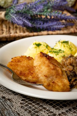 Kızarmış morina filetosu, haşlanmış patates ve mantarlı kızarmış lahana turşusu..