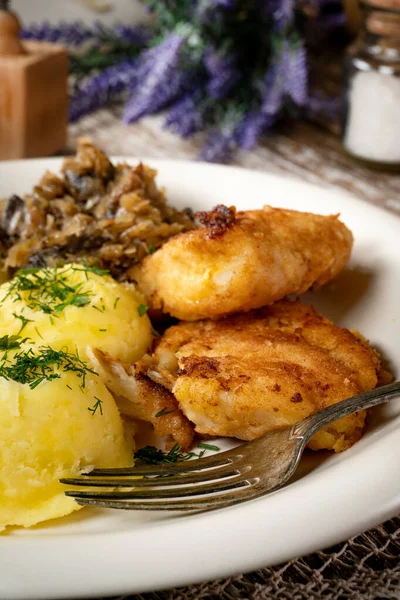 Stekt Torskfilé Serverad Med Kokt Potatis Och Stekt Surkål Med — Stockfoto