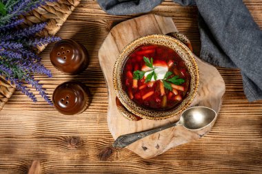 Pancar çorbası. Geleneksel Ukrayna mutfağı. Üst görünüm.