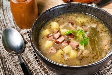 Patates ve sosisli ekşi çorba..