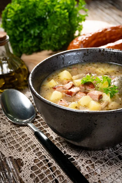 Zupa Kwaśna Ziemniakami Kiełbasą — Zdjęcie stockowe