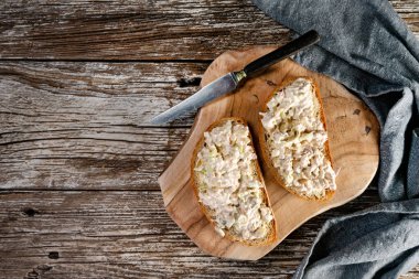 Köy tahtasında taze ev yapımı ton balığı ezmeli sandviçler..