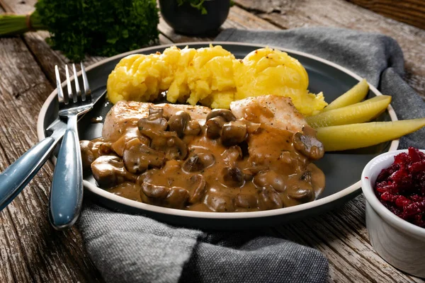 Grilled Chicken Breast Mushroom Sauce Served Mashed Potatoes Pickled Cucumbers — Stock Photo, Image