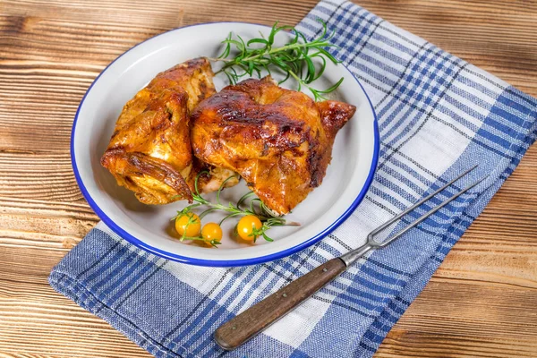 Tavuklar tabakta pişiyor..