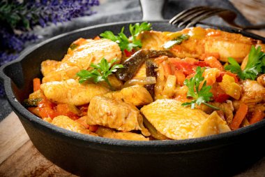 Dökme demir tavada sebzeli kızarmış tavuk..