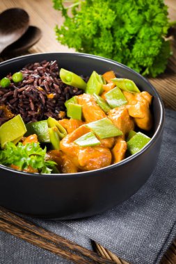 Tavuklu ve siyah pirinçli Tayland yemeği. Seçici odak.