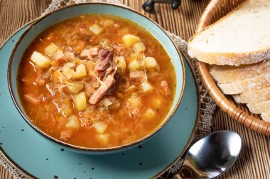 Ahşap masada geleneksel lahana çorbası..