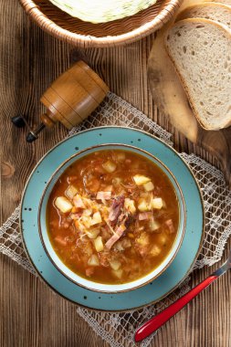 Ahşap masada geleneksel lahana çorbası..