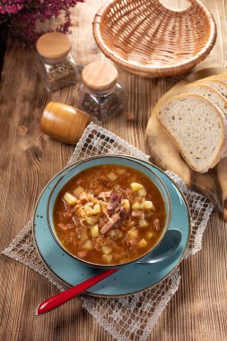Ahşap masada geleneksel lahana çorbası..