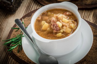 Geleneksel Rus ekşi lahana çorbası.