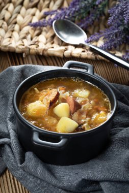 Geleneksel Rus ekşi lahana çorbası ahşap masada. Seçici odak.