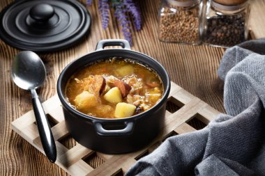 Geleneksel Rus ekşi lahana çorbası ahşap masada. Seçici odak.