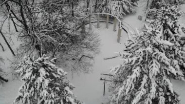 Bulutlu bir kış gününde şehir parkında taş bir çember..