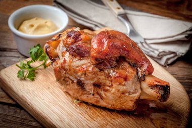 Tahtada kızarmış domuz budu. Seçici odak.