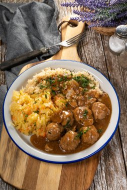 Mantar soslu kıymalı köfte, haşlanmış bulgur ile servis edilir..