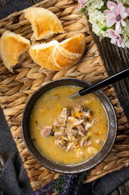 Tavuk midesi ve sebzeden yapılmış sıcak işkembe çorbası..