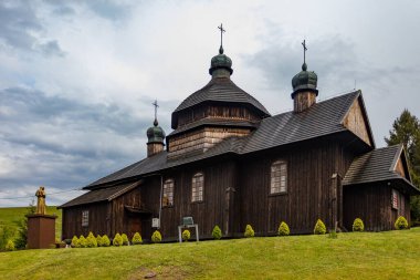 KROSCIENKO, POLAND - 27 Mayıs 2020: Tanrı 'nın Doğumu' nun Yunan Katolik Kilisesi. Kutsal Bakire Meryem 'in doğuşunun Roma Katolik Kilisesi..
