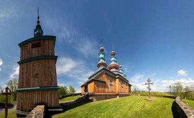 KOMANCZA, POLAND - 29 Mayıs 2020: Tarihi Ortodoks Kutsal Bakire 'yi Koruma Kilisesi' nin kopyası, ahşap, Lemko tarzında. Polonya 'daki Carpathia Bölgesi.