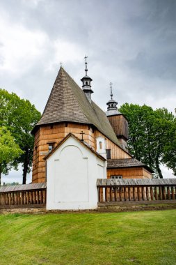 BLIZNE, POLAND - 30 Mayıs 2020: 1470 'ten önce Blizne köyünde inşa edilen All Saints Kilisesi. UNESCO Dünya Mirasları Listesine Yazıldı.