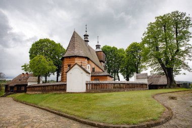 BLIZNE, POLAND - 30 Mayıs 2020: 1470 'ten önce Blizne köyünde inşa edilen All Saints Kilisesi. UNESCO Dünya Mirasları Listesine Yazıldı.