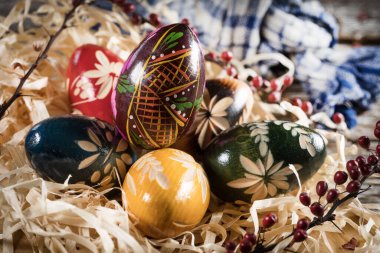 Ahşap bir tahtanın üzerinde süslü yumurtalar. Sığ alan derinliği.