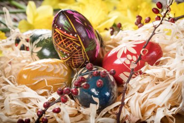 Ahşap bir tahtanın üzerinde süslü yumurtalar. Sığ alan derinliği.