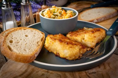 Kızarmış morina filetosu parçaları..