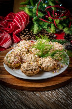 Tahta masaya ton balığı ezmesiyle doldurulmuş çörekler..