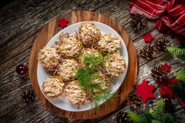 Tahta masaya ton balığı ezmesiyle doldurulmuş çörekler..