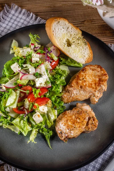 Carne Pollo Alla Griglia Insalata Verdure Fresche Lattuga Rucola Ravanello — Foto Stock