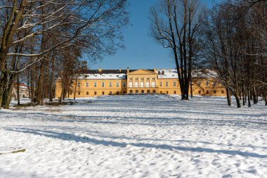 KOSZECIN, POLAND - 17. yüzyılın ilk yarısında inşa edilen Saray, 1953 yılından beri Stanislaw Hadyna 'nın 