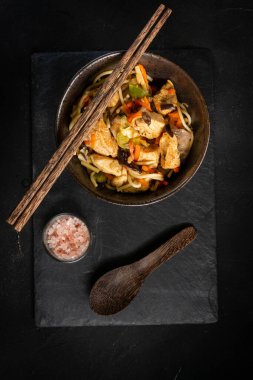 Tavuk ve sebzeli kızarmış erişte. Tavuk chow mein.