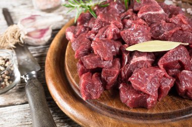 Et yahnisi doğrama tahtasında hazırlandı. Seçici odak.