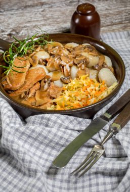 Mantarlı domuz filetosu, yanında Silezya köftesi ve salata..